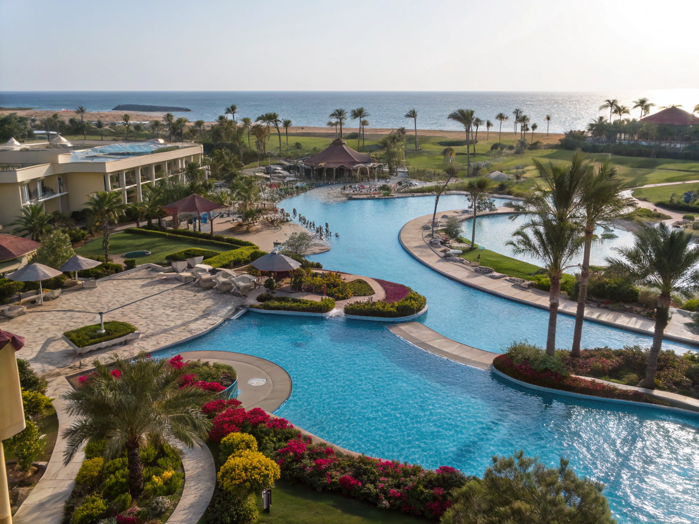 High-scale Royal palm maintenance at a luxury hospitality resort